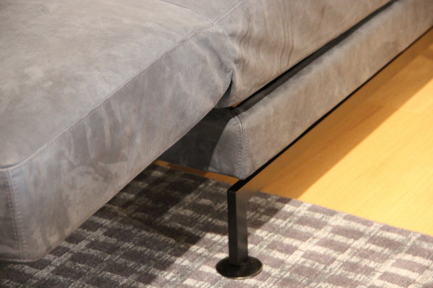 Brühl Sofa Moule small, Leder Glove, Tischablage Eiche hell