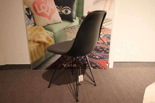 Vitra - Eames Plastic Chair DSR Vollpolster - Ausstellungsstück