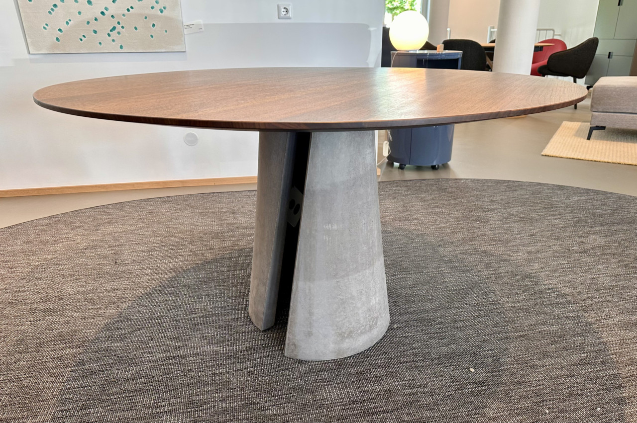 Girsberger Anto Rundtisch 135 cm Nussbaum massiv