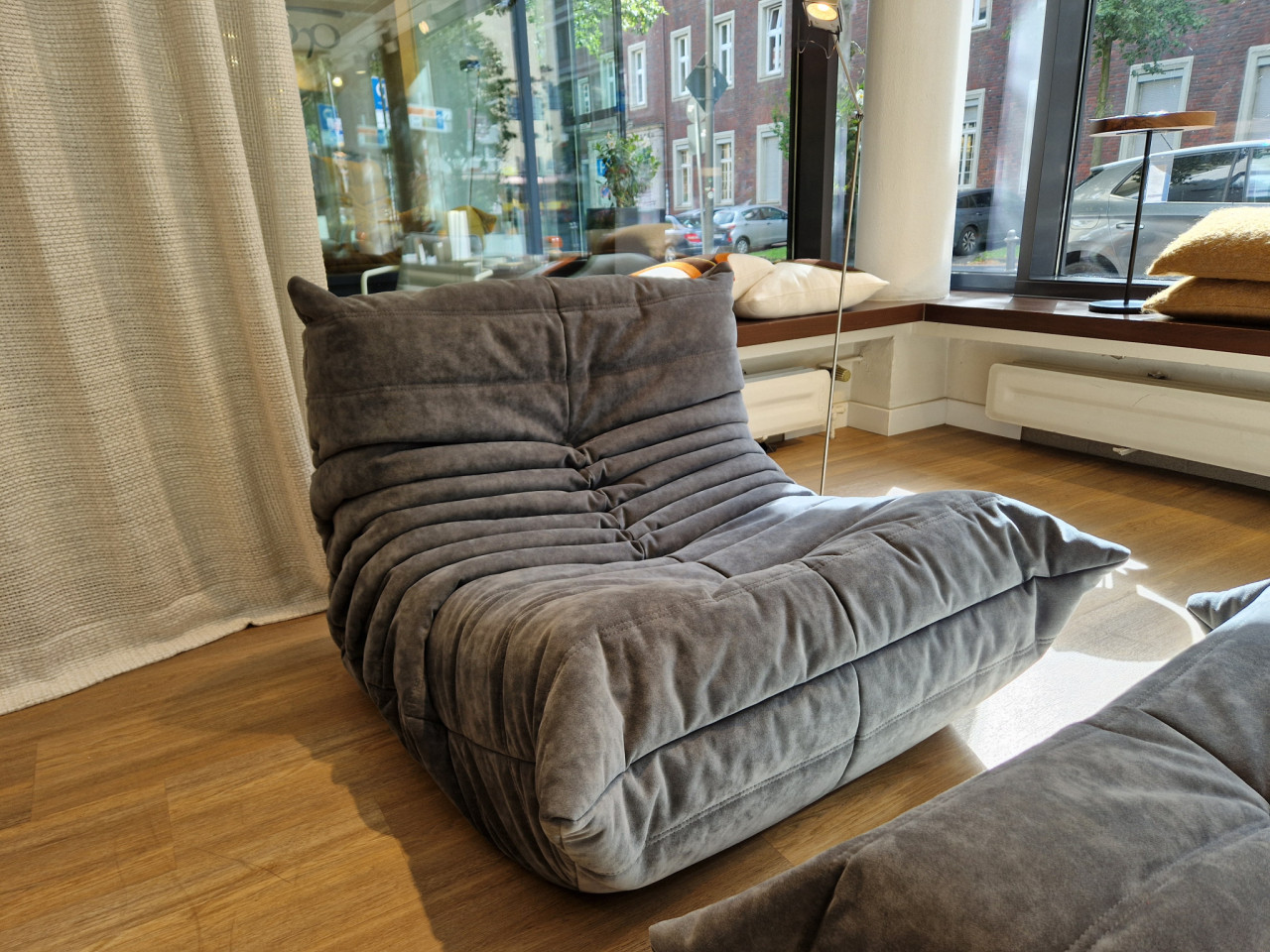 Sessel Togo von Ligne Roset in grau