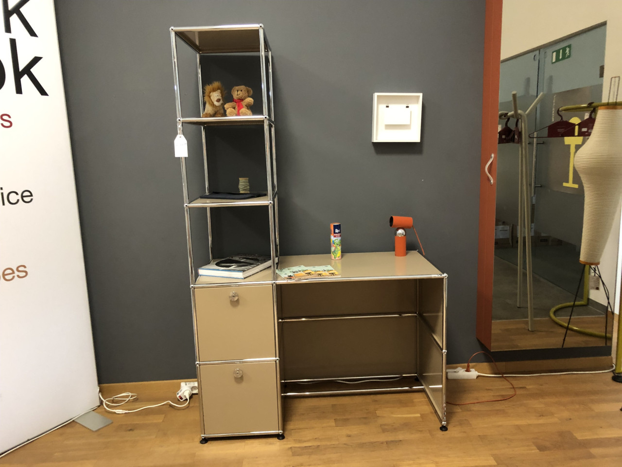 USM Haller Home office in beige mit 2 Klappen | Designermöbel Karlsruhe