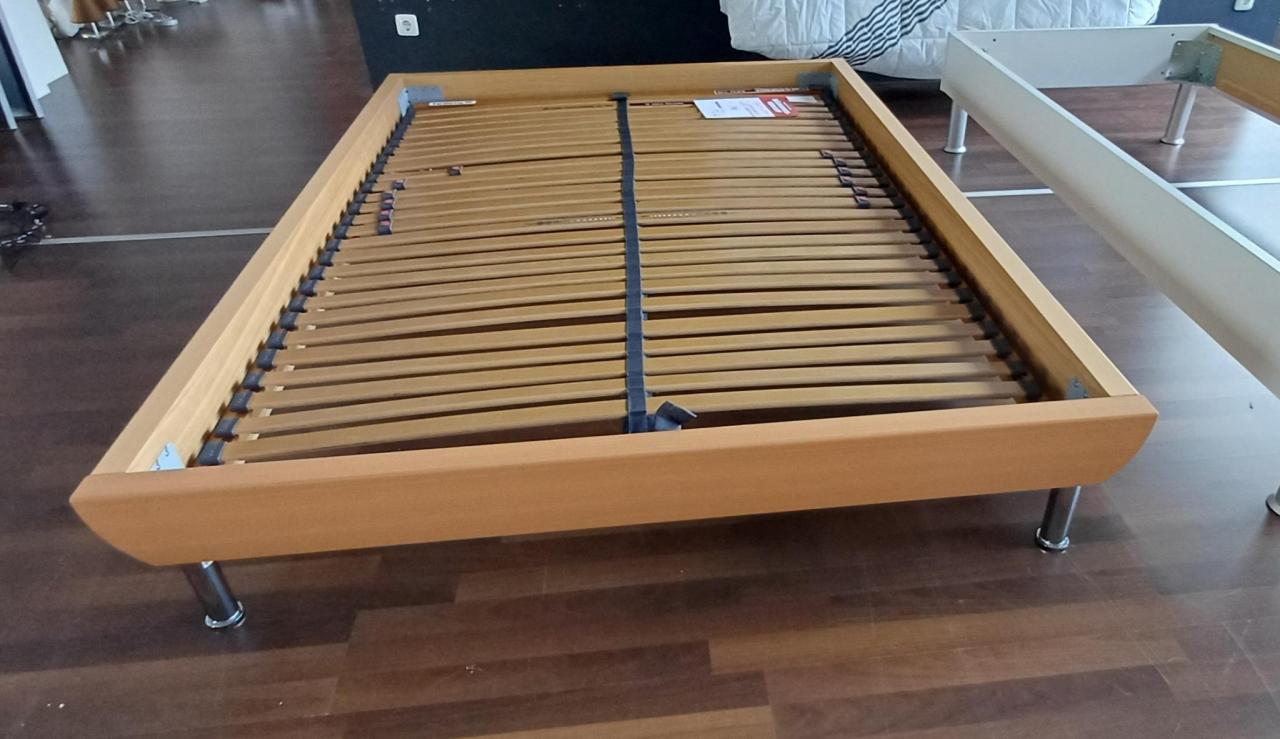 Hülsta Bett 140x200 Buche furniert, Füße Chrom