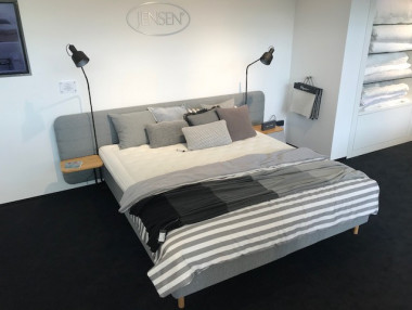 Bett Sonno-L mit Hockerbank | Designermöbel Neumarkt Bett Sonno-L mit Hockerbank | Designermöbel Neumarkt