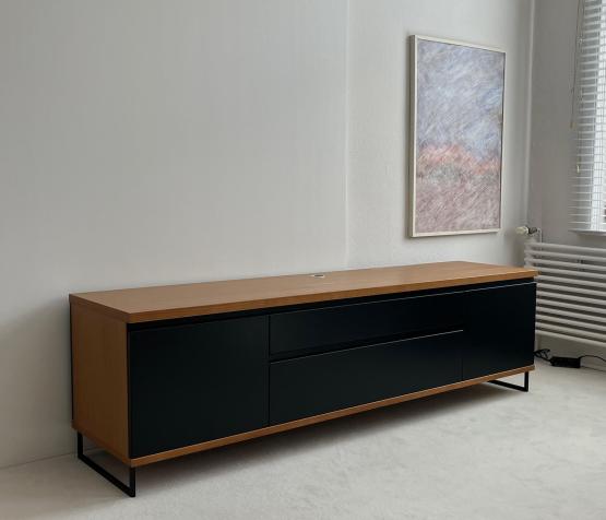 Sideboard von Varianta, Kirschbaum furniert, Schwarz Lack matt